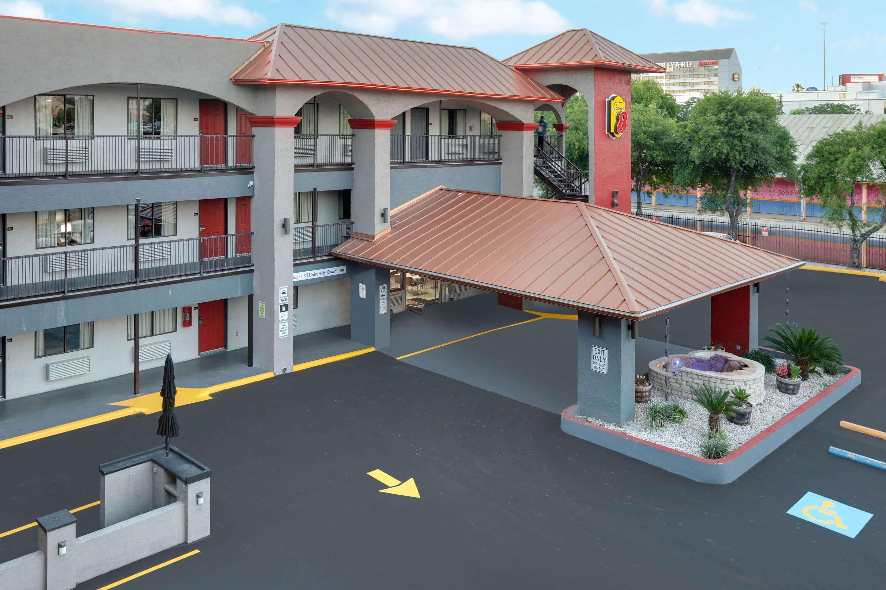 Super 8 By Wyndham Austin University/Downtown Area Zewnętrze zdjęcie