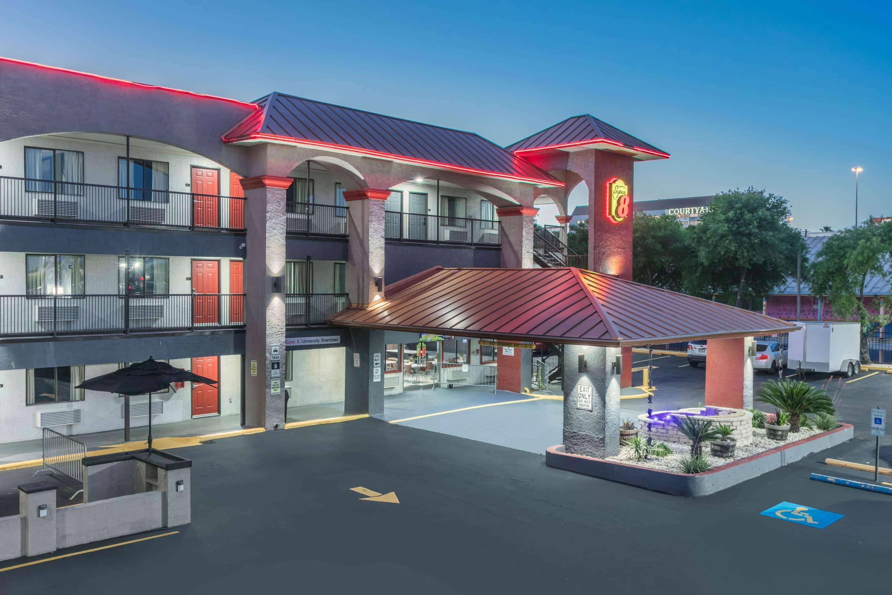 Super 8 By Wyndham Austin University/Downtown Area Zewnętrze zdjęcie