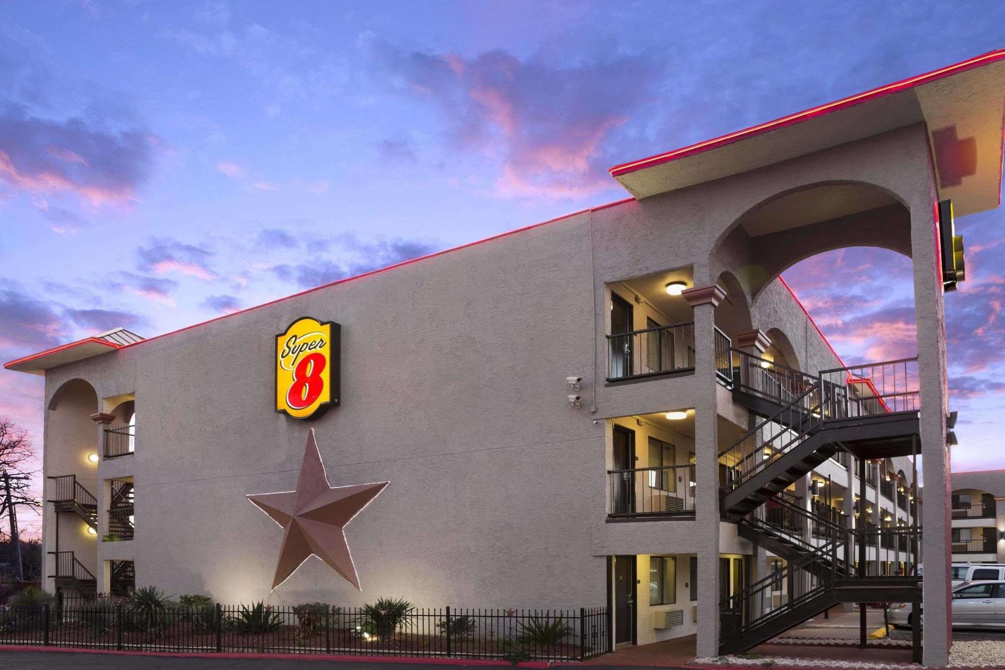 Super 8 By Wyndham Austin University/Downtown Area Zewnętrze zdjęcie